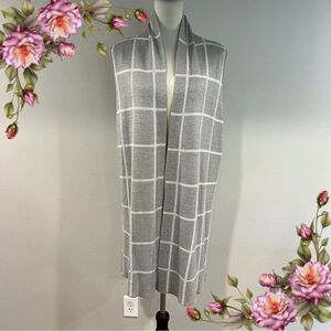 Gray Checkered Sleeveless open cardigan